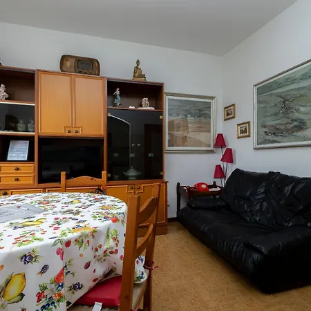 Housecurti1 Apartmán *